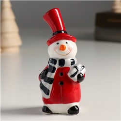 Сувенир керамика "Снеговик в красном цилиндре и полосатом шарфе, с подарком" 11,6х5х4,3 см