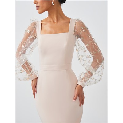 Элегантное платье-футляр с прозрачными объемными рукавами с вышивкой в виде цветов