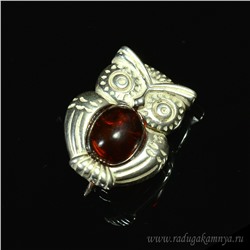 Брошь в форме Филина 16*21мм с янтарём в посеребрении цв.коньячный