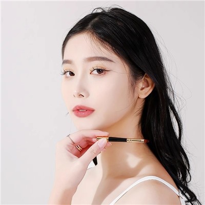 Портативная кисть для губ с металлическим колпачком