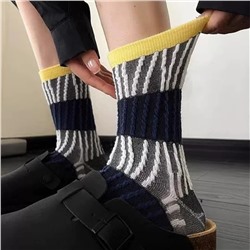 Lines and street style grey style~ comfortable and versatile and fashionable~ borderless outfit~ pile of socks