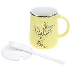 Кружка фарфоровая "Русалочка" 500мл, д8см h11,2см, с крышкой, желтый, деколь с золотом, с ложкой 16,5см, в цветной коробке (Китай)