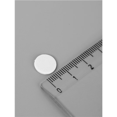 Клейкая лента двухсторонняя «Круглый белый» диаметр 1 см на листе 494 шт. 29.5×25 см