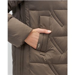 Куртка зимняя женская классическая с капюшоном коричневого цвета 7671K