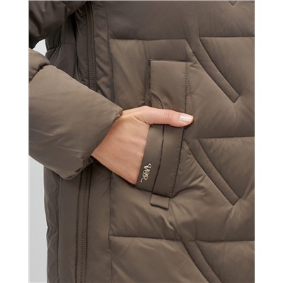 Куртка зимняя женская классическая с капюшоном коричневого цвета 7671K