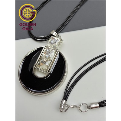 Кулон на кожаном шнурке "Женская грация" Арт КШ2130/26