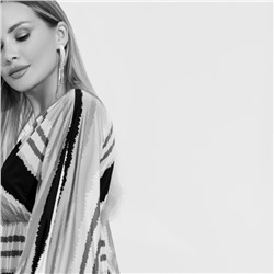 Платье со свободными рукавами, Тайна образа