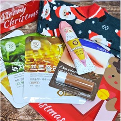 Подарочный набор в красном пакете "Олень и Дед Мороз" (3 маски + Носочки + Бальзам + Крем для рук)