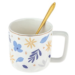 Кружка фарфоровая "Сюита" 380мл, д8,5см h8,9см, матовая глазурь, отводка золотом, с деколью, цвет - бежево-голубой, фарфоровая крышка, ложка металл., окрашенный "золото" 15,5см, д/горла 8,5см, д/основания 6,9см, в подарочноый коробке (Китай)