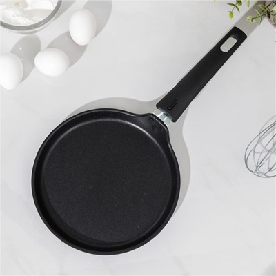 Сковорода блинная KUKMARA «Традиция», d=20 см, съёмная ручка, антипригарное покрытие, алюминий, чёрная