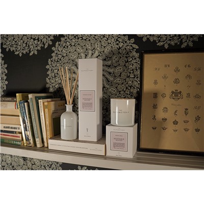 Свеча ароматическая The Olphactory, White Insignia, Mystique Boughs, 60 ч