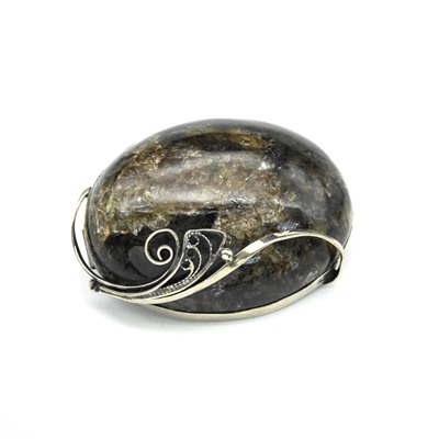 Брошь из слюдита 47*35мм.