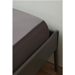 Простыня на резинке из премиального сатина темно-серого цвета из коллекции Essential, 160х200х30 см