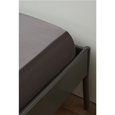 Простыня на резинке из премиального сатина темно-серого цвета из коллекции Essential, 200х200х30 см