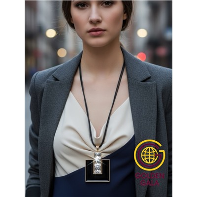 Кулон на кожаном шнурке "Женская грация" Арт КШ2130/29