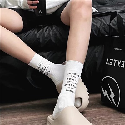 Tide brand SK niche big long today's alphabet printing socks black and white rolling mid -socks in spring and summer men and women pile up socks