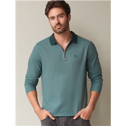 Лонгслив из мягкого фактурного трикотажа с плетеным воротником поло на молнии