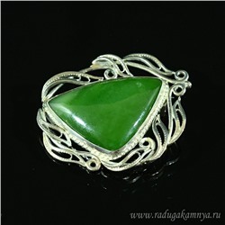 Брошь нефрит 45*37мм.