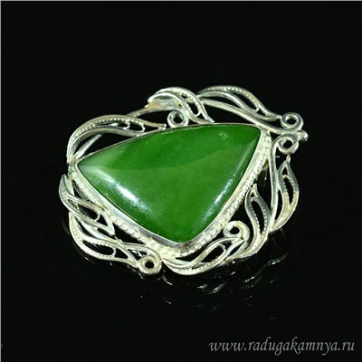 Брошь нефрит 45*37мм.