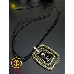 Кулон на кожаном шнурке "Женская грация" Арт КШ2130/08