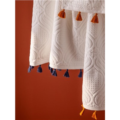 Полотенце банное белое, с кисточками темно-синего цвета из коллекции Essential, 70х140 см