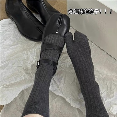Japanese colored minimalistic base knee socks, shoes, mid-length