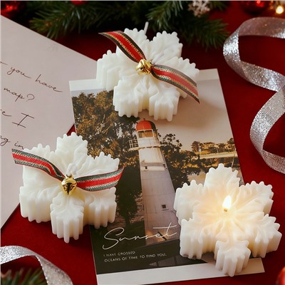 Свеча ароматическая СНЕЖИНКА в коробке с ароматом груши, 2*6,5 см.