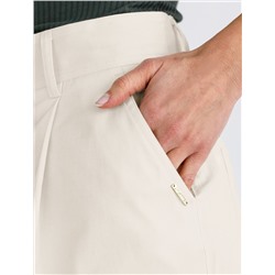 Шорты-бермуды с защипами