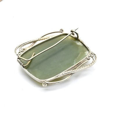 Брошь нефрит 40*37мм.