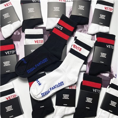 Tide brand Vete Black Red Bar Black and White Bar Vt Vit Monter Yang Mi The same men's and women's Sports Cotton Men's Middle Socks