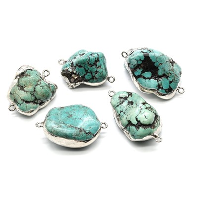 Коннектор из бирюзы искусственной галтовка 31*27мм в серебристом обрамлении