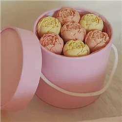 Шоколадные пионы в шляпной коробке (7 штук)