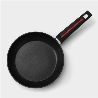 Сковорода Magistro Flame, d=24 см, h=4.7 см, кованый алюминий, ручка soft-touch, антипригарное покрытие, индукция, чёрная