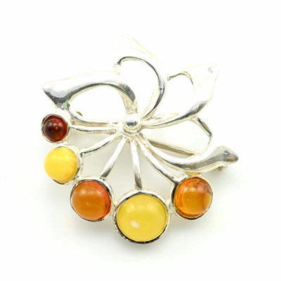 Брошь Букет 27*25мм с янтарем С925 цв.молочный, св.коньячный, 3г