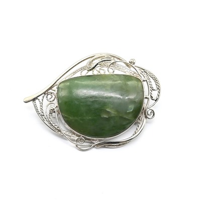 Брошь нефрит 46*32мм.