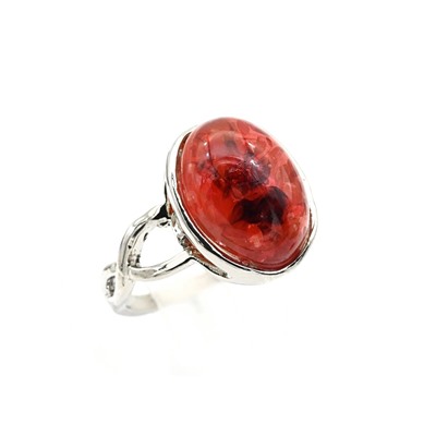 Кольцо с янтарем искусственным овал 14*17мм цв.малиновый, размер 19