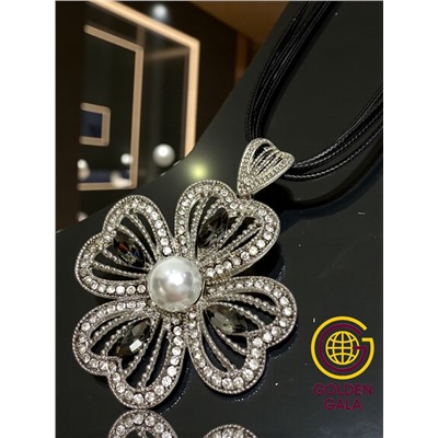 Кулон на кожаном шнурке "Женская грация" Арт КШ2130/13