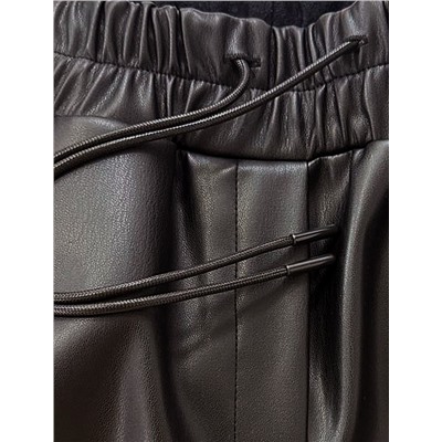 Широкие кожаные брюки-трубы с поясом