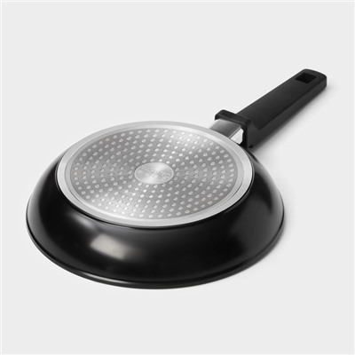 Сковорода Magistro Flame, d=24 см, h=4.7 см, кованый алюминий, ручка soft-touch, антипригарное покрытие, индукция, чёрная