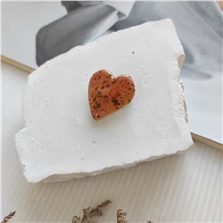 Брошь из керамики Сердце, цвет горчичный с крапинками