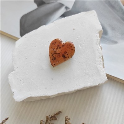 Брошь из керамики Сердце, цвет горчичный с крапинками