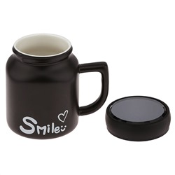 Кружка фарфоровая "Smile" 480мл, 8,7х8,7см h11см, матовая глазурь, с деколью, цвет - черный, пластмассовая, винтовая крышка, герметичная, с силиконовым уплотнителем, д/горла 6,3см, д/основания 6см, в подарочной коробке (Китай)