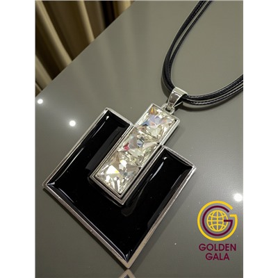 Кулон на кожаном шнурке "Женская грация" Арт КШ2130/28