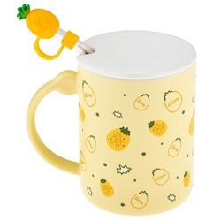 Кружка фарфоровая "Гурман" "Ананас" 380мл, д8см h10,4см, матовая глазурь, отводка золотом, с деколью, цвет - желтый, фарфоровая крышка, стеклянная трубочка с декором 15,8см, д/горла 7,9см, д/основания 7см, в подарочноый коробке (Китай)