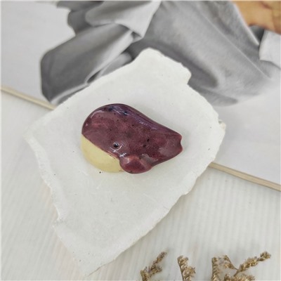 Брошь из керамики Кит, цвет малиновый