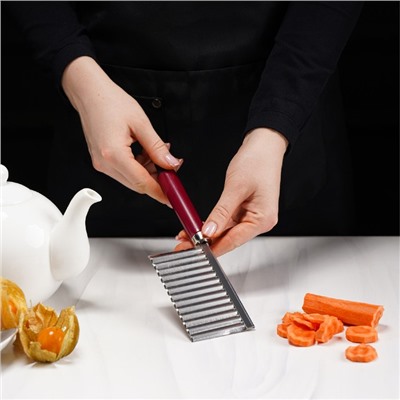 Нож для фигурной резки Доляна «Вкус», 18.5×5.5 см, бордовый