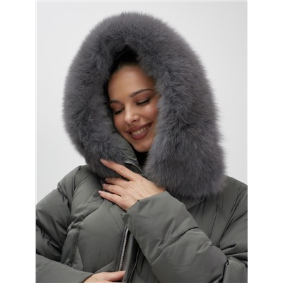 Пальто зимнее утепленное с мехом и капюшоном тренд темно-зеленого цвета 7753TZ