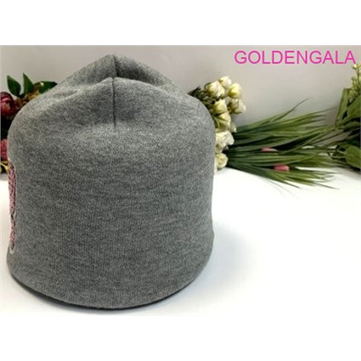 Молодежная шапка с аппликацией из пайеток Арт1