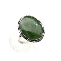 Кольцо с нефритом "Овал" 21*25мм, размер 18