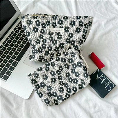 Capacious cosmetic bag flower-shaped, handheld organizer bag to go out, travel bag, liner